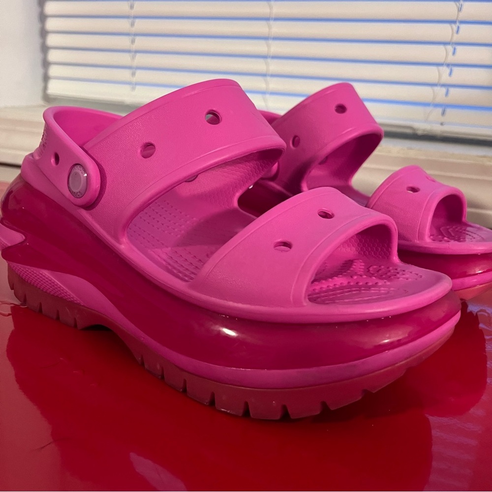 Crocs mega crush sandals in juice - size 6